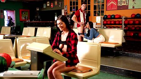 Работник боулинга трахает двух посетительниц