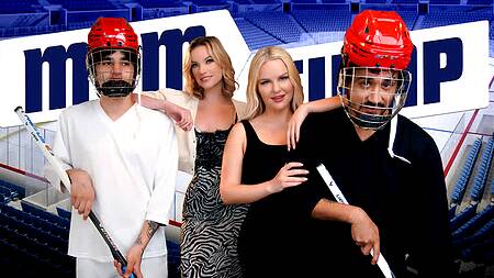 Зрелые подруги обмениваются молодыми парнями и ебутся