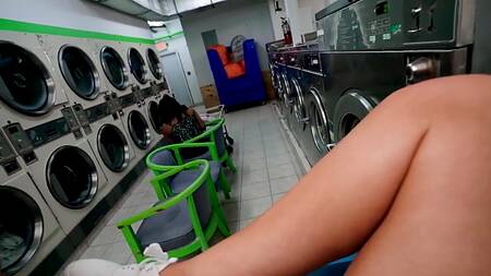 Пока вещи стираются, парень ебет в жопу незнакомку