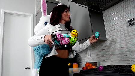 Пацан поздравляет с пасхой, трахая милфу и молодую худышку