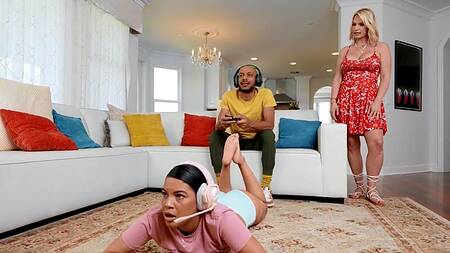 Сыграл с девушкой в игру и трахнул её мамку черным членом