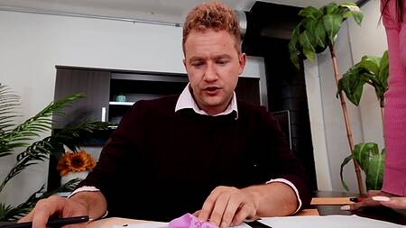 Секретарша вложила трусы в документы и соблазнила босса