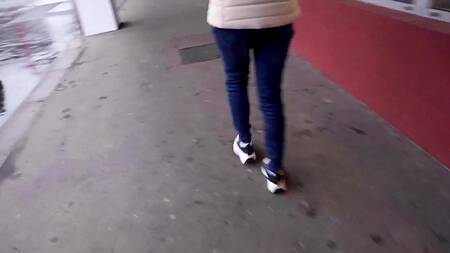 Худенькая негритянка согласна на секс за деньги