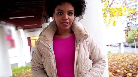 Худенькая негритянка согласна на секс за деньги