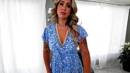 Массажирует натуральные сиськи зрелой Misty Meaner и трахает её