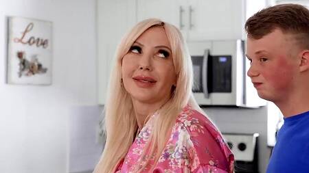 Соседские ребята трахают зрелую блондинку и молодую девку