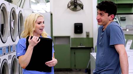 Девка наслаждается ЖМЖ в прачечной с парнем и милфой