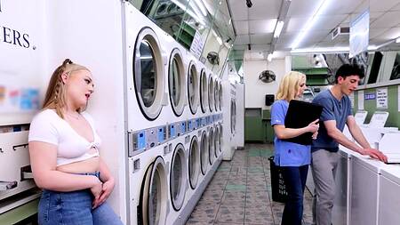 Девка наслаждается ЖМЖ в прачечной с парнем и милфой