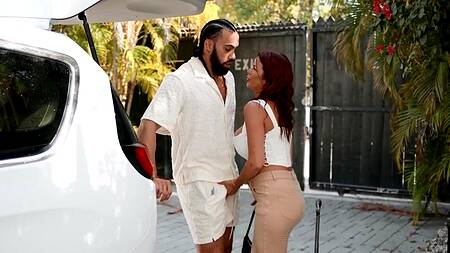 Мужик на вечеринке трахает азиатку и её подругу