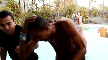 Мужик на вечеринке трахает азиатку и её подругу