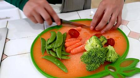 Застает милфу мусульманку за дрочкой и разводит её на секс