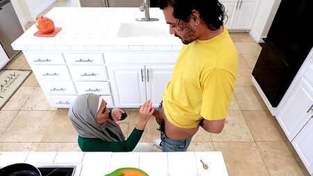 Застает милфу мусульманку за дрочкой и разводит её на секс