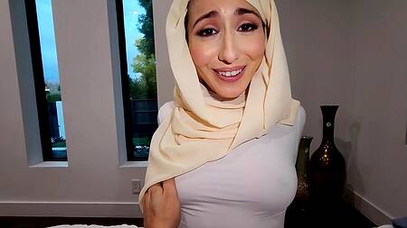 Молодая мусульманка познает радости секса