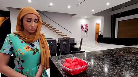 Молодая мусульманка познает радости секса