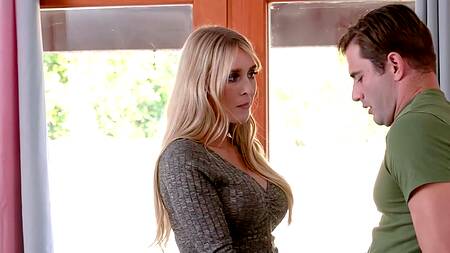 Нарядил дом к празднику и трахнул мачеху твердым членом