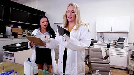 Лаборант в лаборатории ебет двух женщин ученых