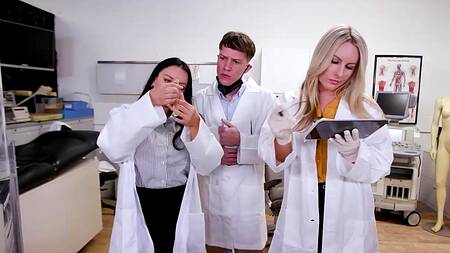 Лаборант в лаборатории ебет двух женщин ученых