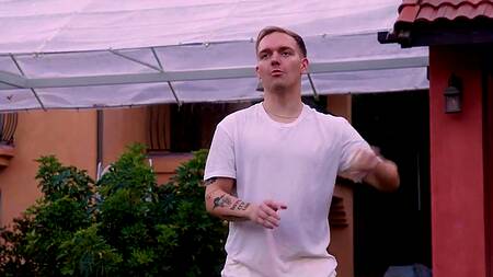 Зрелые красотки заводят молодых любовников и кончают