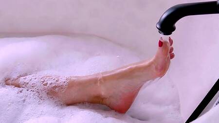 Зрелые красотки заводят молодых любовников и кончают