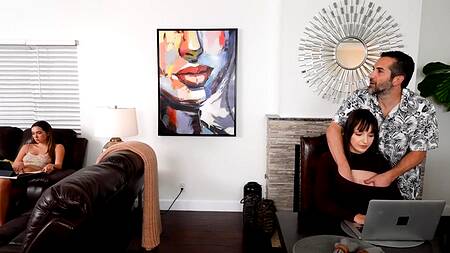 Красотки работают на дому, а мужик их трахает