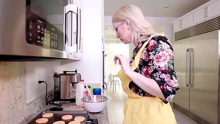 Мачеха в очках ублажает двух пасынков ротиком и пиздой