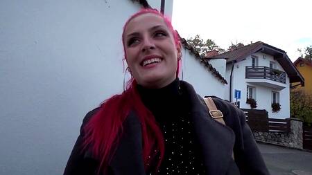 Толстушка с розовыми волосами согласна на секс за деньги