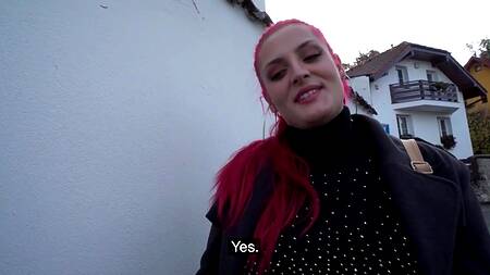 Толстушка с розовыми волосами согласна на секс за деньги