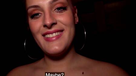 Толстушка с розовыми волосами согласна на секс за деньги