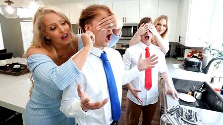 Парни порадовали мачех ужином и групповым сексом