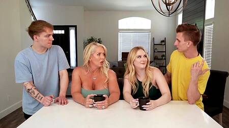 Парни порадовали мачех ужином и групповым сексом