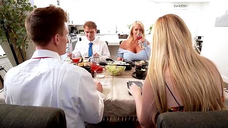 Парни порадовали мачех ужином и групповым сексом