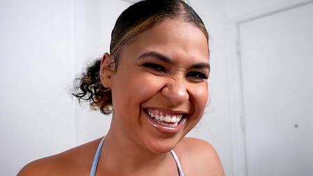 Милашка в душе моет член отчима и берет в ротик