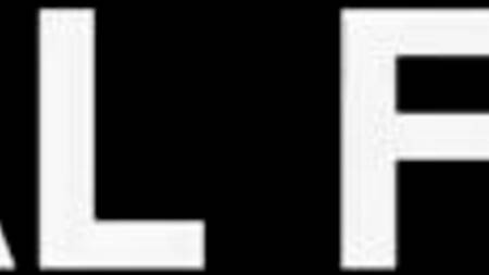 Милашка в душе моет член отчима и берет в ротик