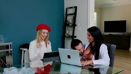 Хитрый муж разводит на секс жену и её красивую коллегу с работы