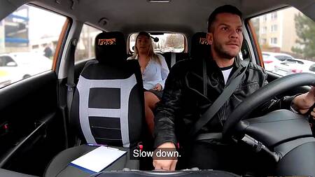 Сдал на права и трахнул сочную инструкторшу в машине