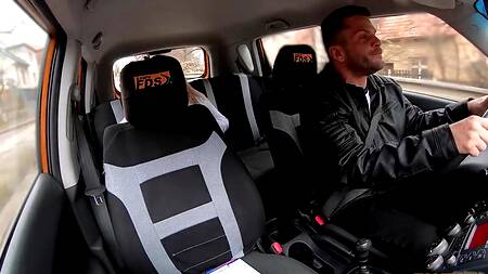 Сдал на права и трахнул сочную инструкторшу в машине