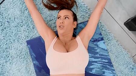 Тренер разрывает лосины Alexis Fawx и лижет её пизду