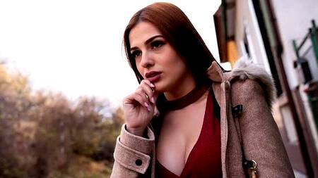 Рыжая девка в красном платье соглашается на секс за деньги