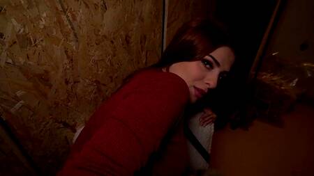 Рыжая девка в красном платье соглашается на секс за деньги