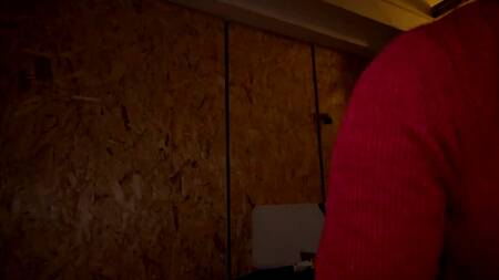 Рыжая девка в красном платье соглашается на секс за деньги