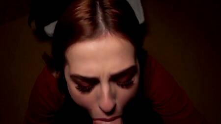 Рыжая девка в красном платье соглашается на секс за деньги