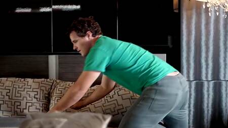 Прислуживает зрелой милфе и молодой девке, а так же трахает их