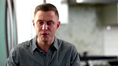 Связали парня и перед ним нежно вылизали киски