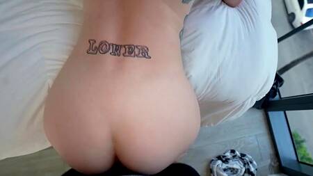 Татуированная падчерица в розовой юбке сосет хуй отчима