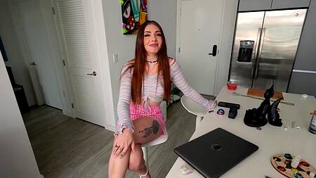 Татуированная падчерица в розовой юбке сосет хуй отчима