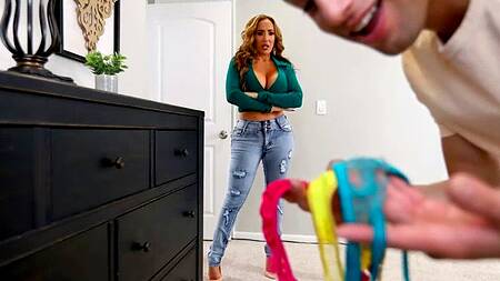 Раньше воровал трусы и дрочил, а теперь трахает мачеху Richelle Ryan