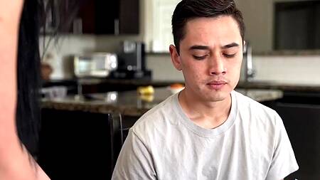 Вместо того чтобы кончить в баночку, поимел мачеху