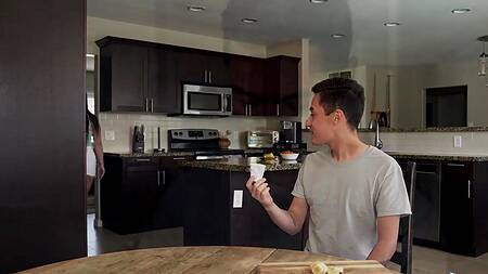 Вместо того чтобы кончить в баночку, поимел мачеху