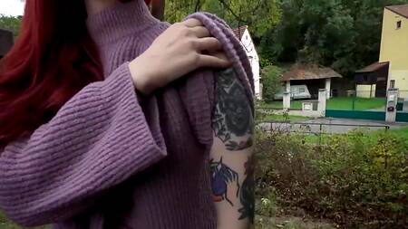 Рыженькая девушка показывает маленькие сиськи за деньги