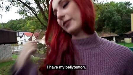 Рыженькая девушка показывает маленькие сиськи за деньги